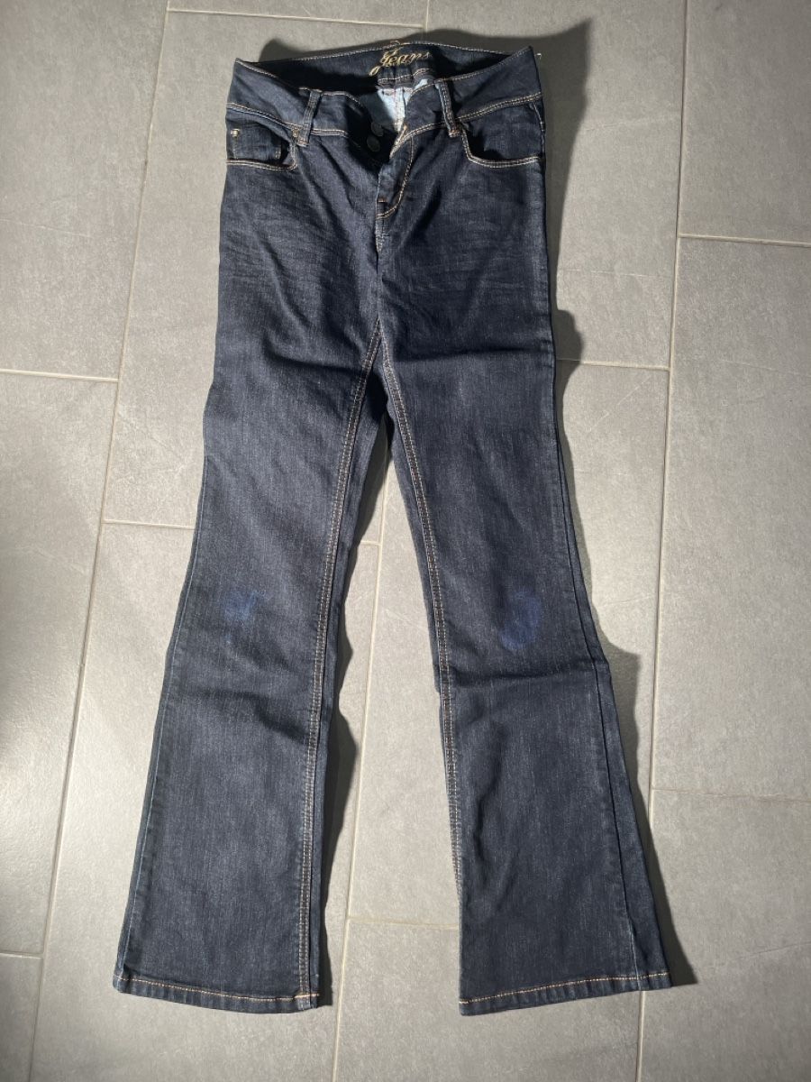 Jeans: Dunkelblaue Bootcut Jeans, Grösse 34 – Usato da Fulenbach venduto da F8