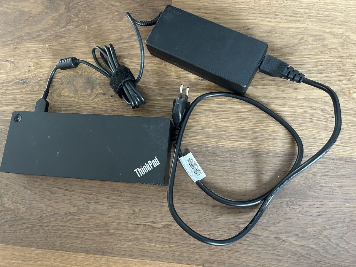 Monitor: Bildschirm Lenovo 70 cm plus Docking-Station – Usato da Wohlen b. Bern venduto da Beppe99 1