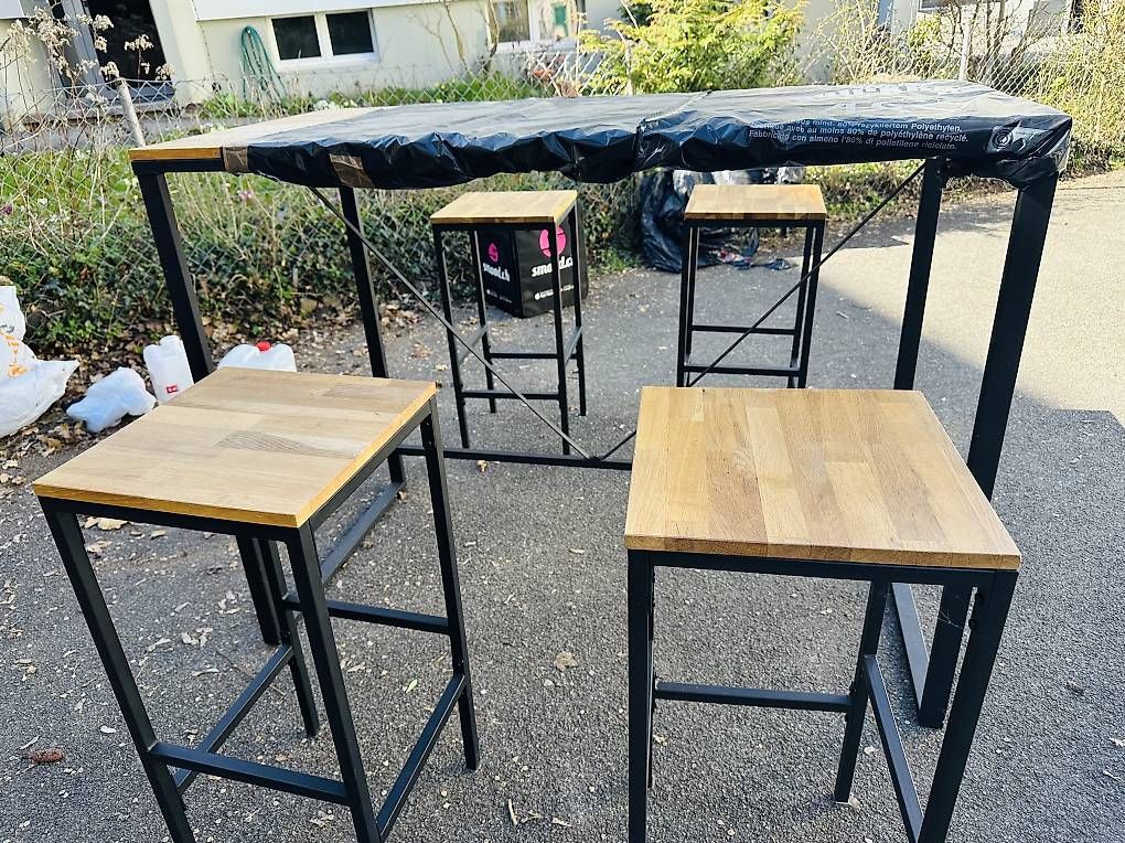 Set di tavolo e panche: Moderner Bartisch + 4 Stühle  wie neu – Usato da Solothurn venduto da Rafaella_K 1