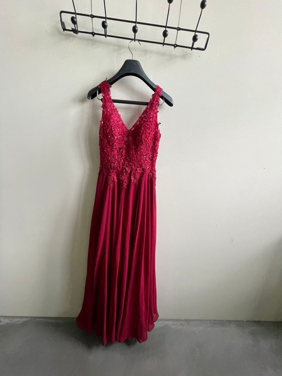Kleider: Bordeaux Rotes Abendkleid in Grösse 34 – Gebraucht aus Sennwald von jelenat94