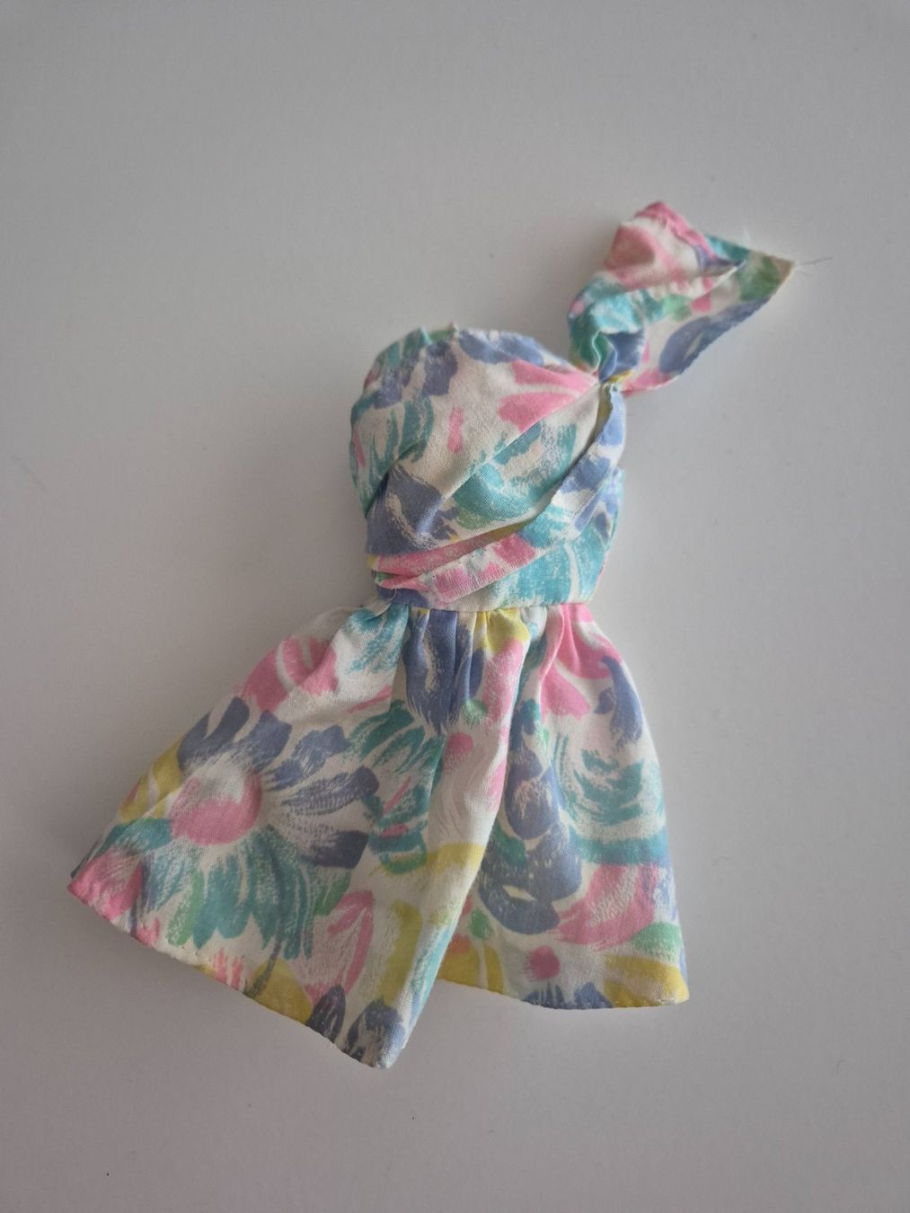Bambole: Barbie farbiges Kleid mit Blumen – Usato da Zürich venduto da pau_y8mv