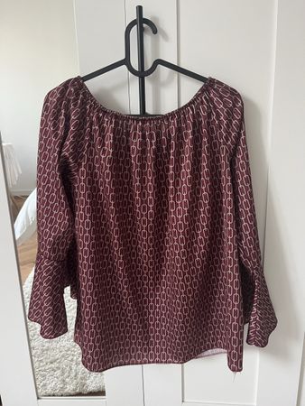 Bluse mit Kettenprint – Bordeaux & Beige