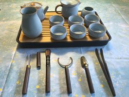 Edles Tee-Set, komplett mit Zubehör und Serviertablett.