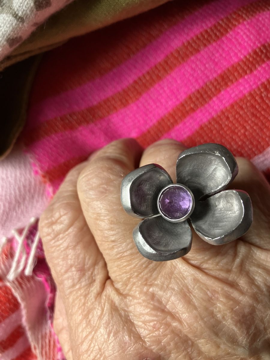 Anelli: Schwerer 925 Silberring in Blumenform mit Amethyst – Usato da Bassersdorf venduto da groovygremlin