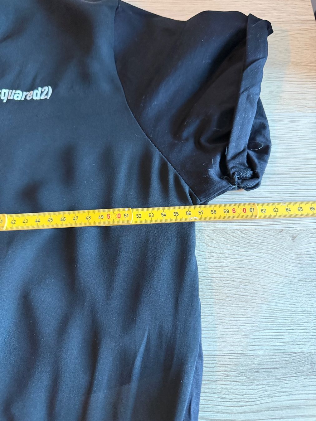 Dsquared2 T-shirt: Maglietta nera Dsquared2, stile casual e alla moda! – Usato da Melide venduto da fashiono5 1