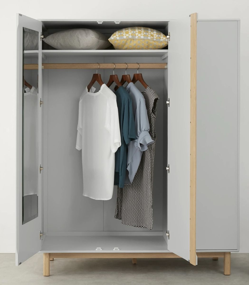 Armadi: Modern White 3-Door Wardrobe – Usato da Baden venduto da emi_55vx 7
