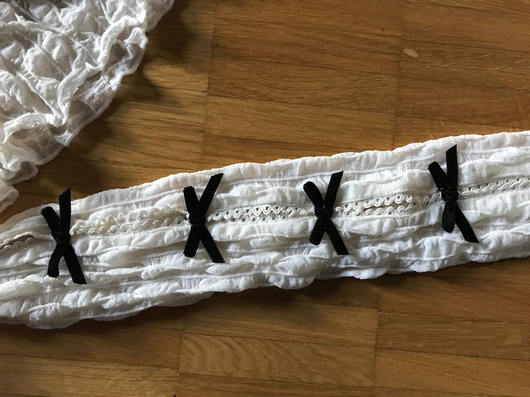 T-Shirts: Cremefarbenes Spitzenshirt Gr M mit Mäschli – Gebraucht aus St. Margrethen SG von kellenbh 1