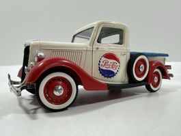 1936 Ford V8 Pickup 1:18 PEPSI, weiss-rot-blau, SOLIDO