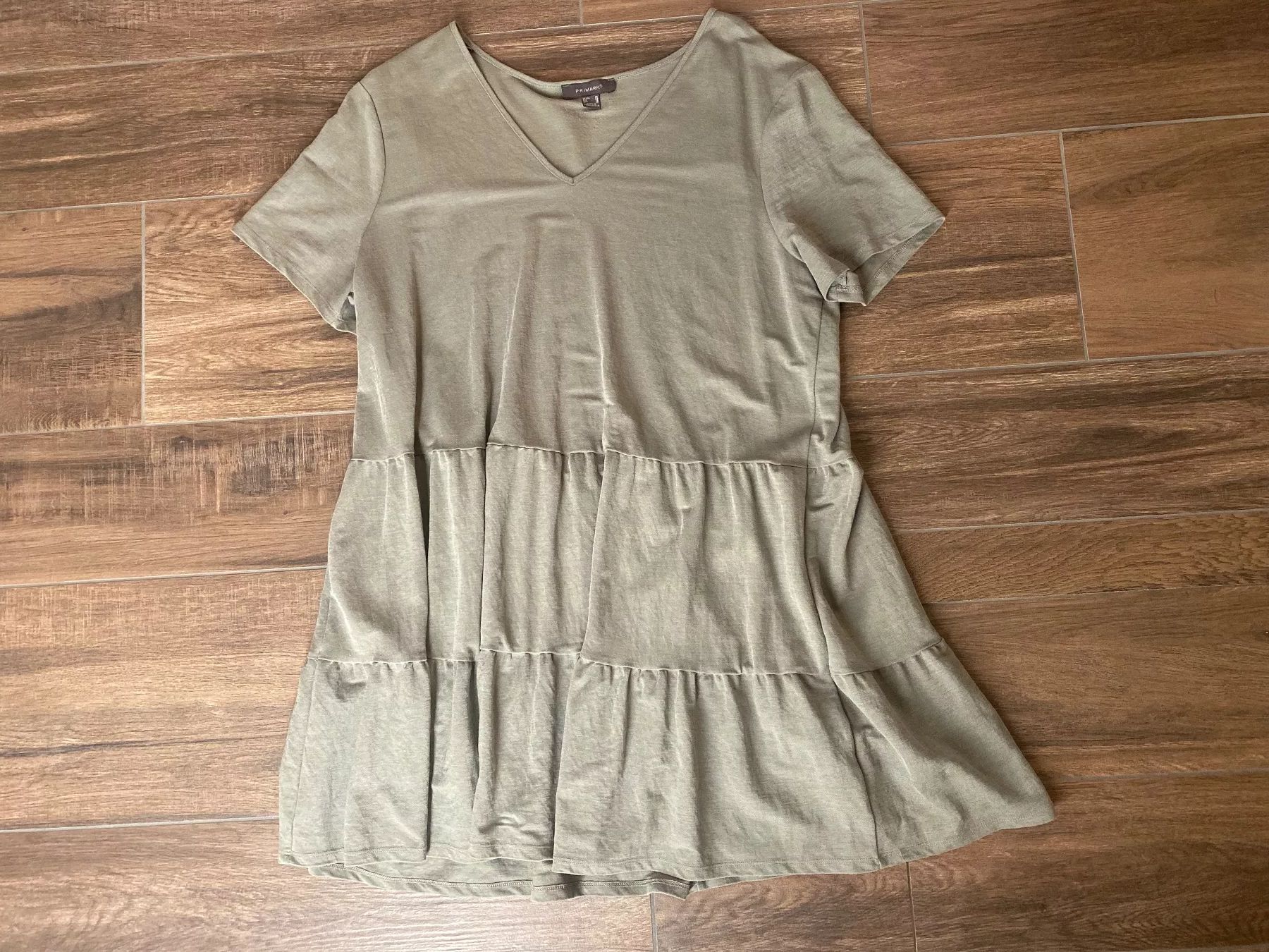 Primark Vestiti: Kleid gestuft oliv Gr. 46 - 48 – Usato da Pratteln venduto da a23_j2gs 2