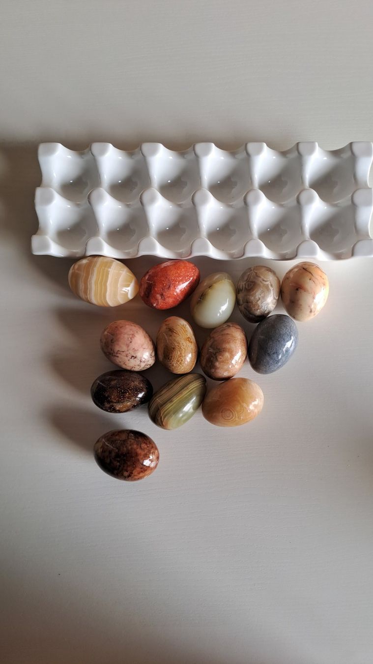 Minerali & Pietre curative: 13 Vintage Naturstein Eier Marmor Onyx mit Eierhalter – Usato da Rickenbach ZH venduto da Der-Insider 1