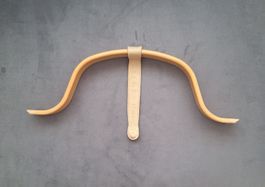 Holzbügel mit Lederrieme Stokke 