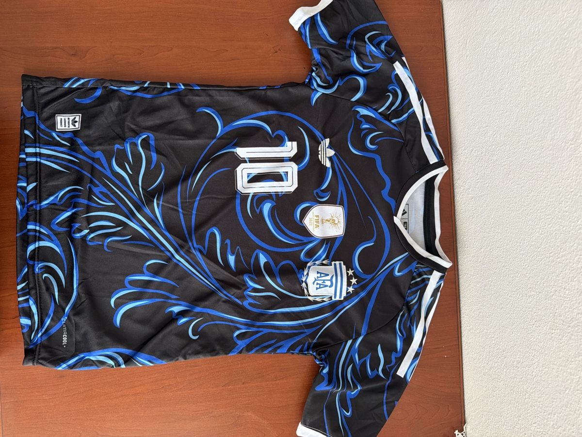 Scarpe, pantaloni & magliette da ginnastica: Fussball Trikot Messi  – Usato da jona venduto da alvert