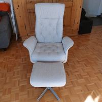 Drehbarer Polstersessel mit passendem Fußhocker