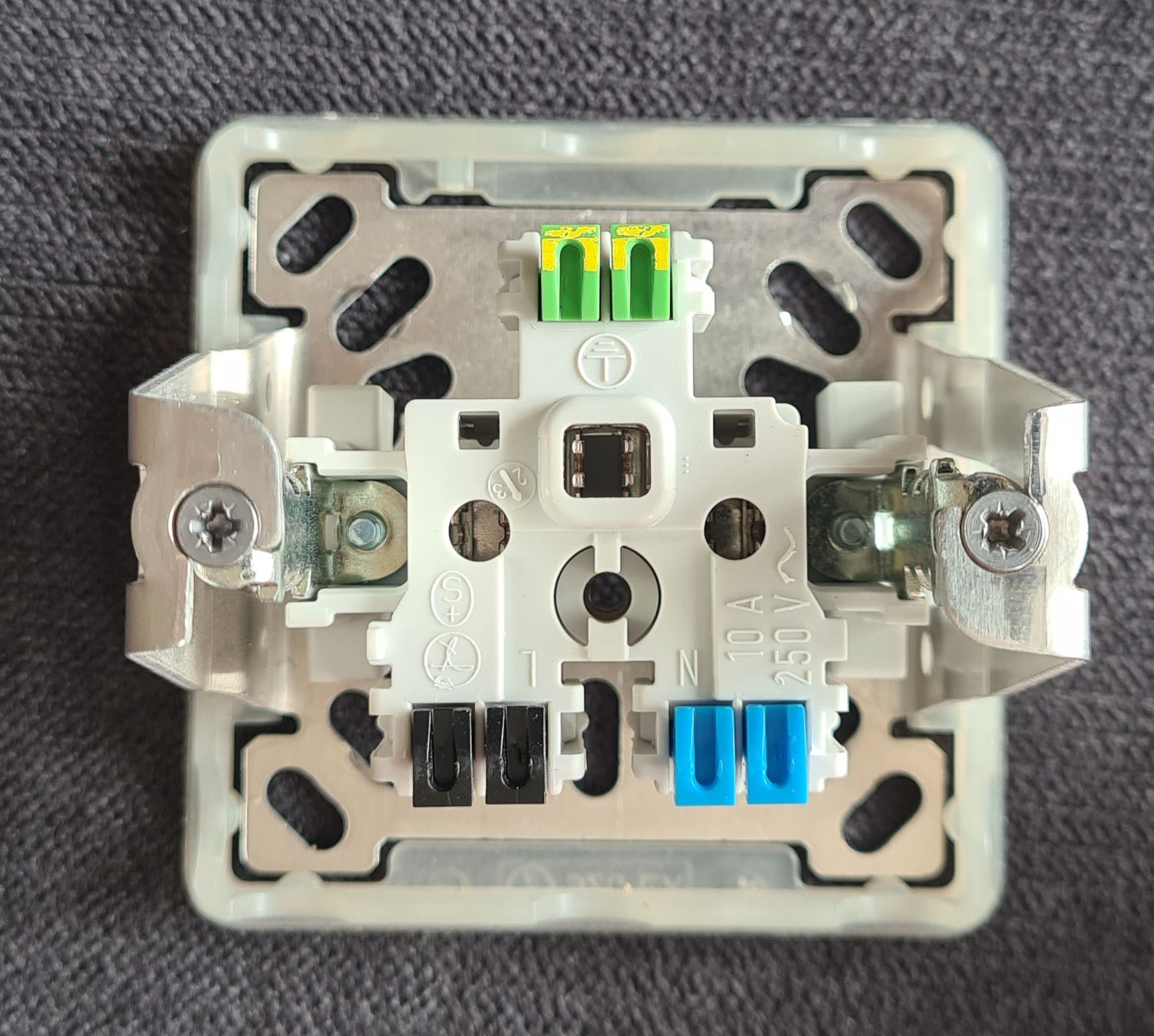 Spine: Schöne Aufputz 3 Pol Steckdose Typ 13 Stromdose Strom – Usato da Steffisburg venduto da Black-Jack 5