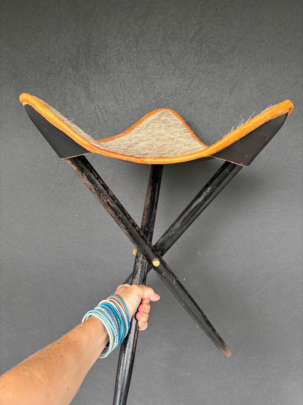 Hocker: 1950s mid century tripod leather stool – Gebraucht aus Steinhausen von ChromeVintage 4