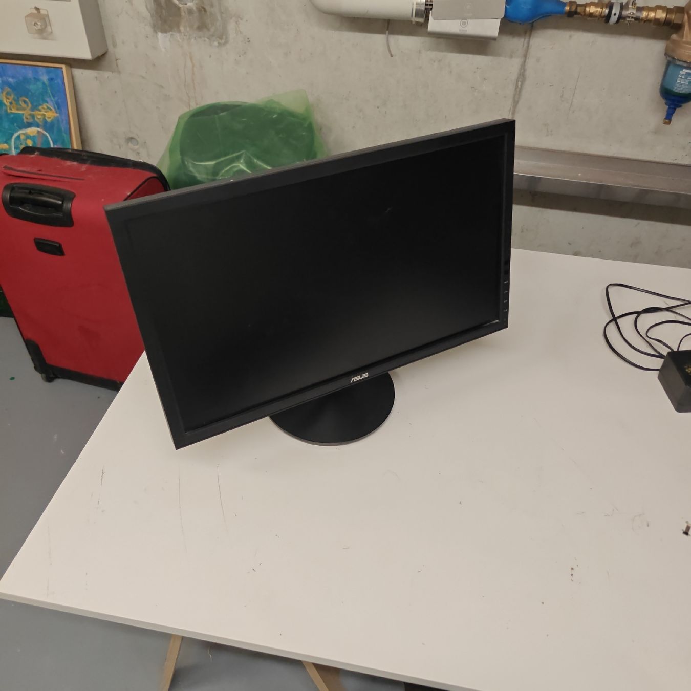 Ecrans: Asus Monitor 23" – D'occasion à Radelfingen b. Aarberg par gab_g96t