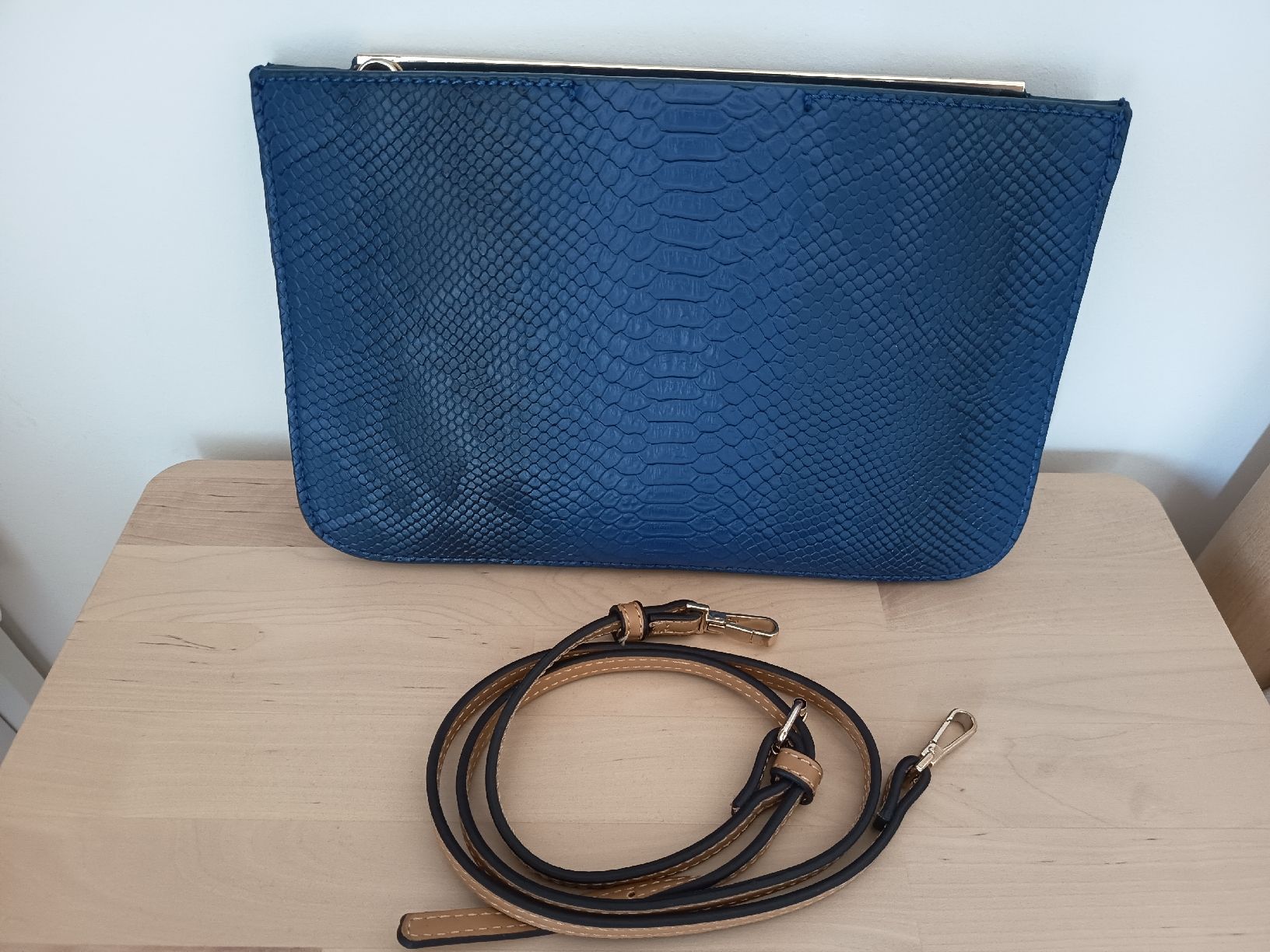 Zara Taschen für Damen: Clutch bag blue snakeskin pattern with strap  – Gebraucht aus Basel von beg_6v7r 1
