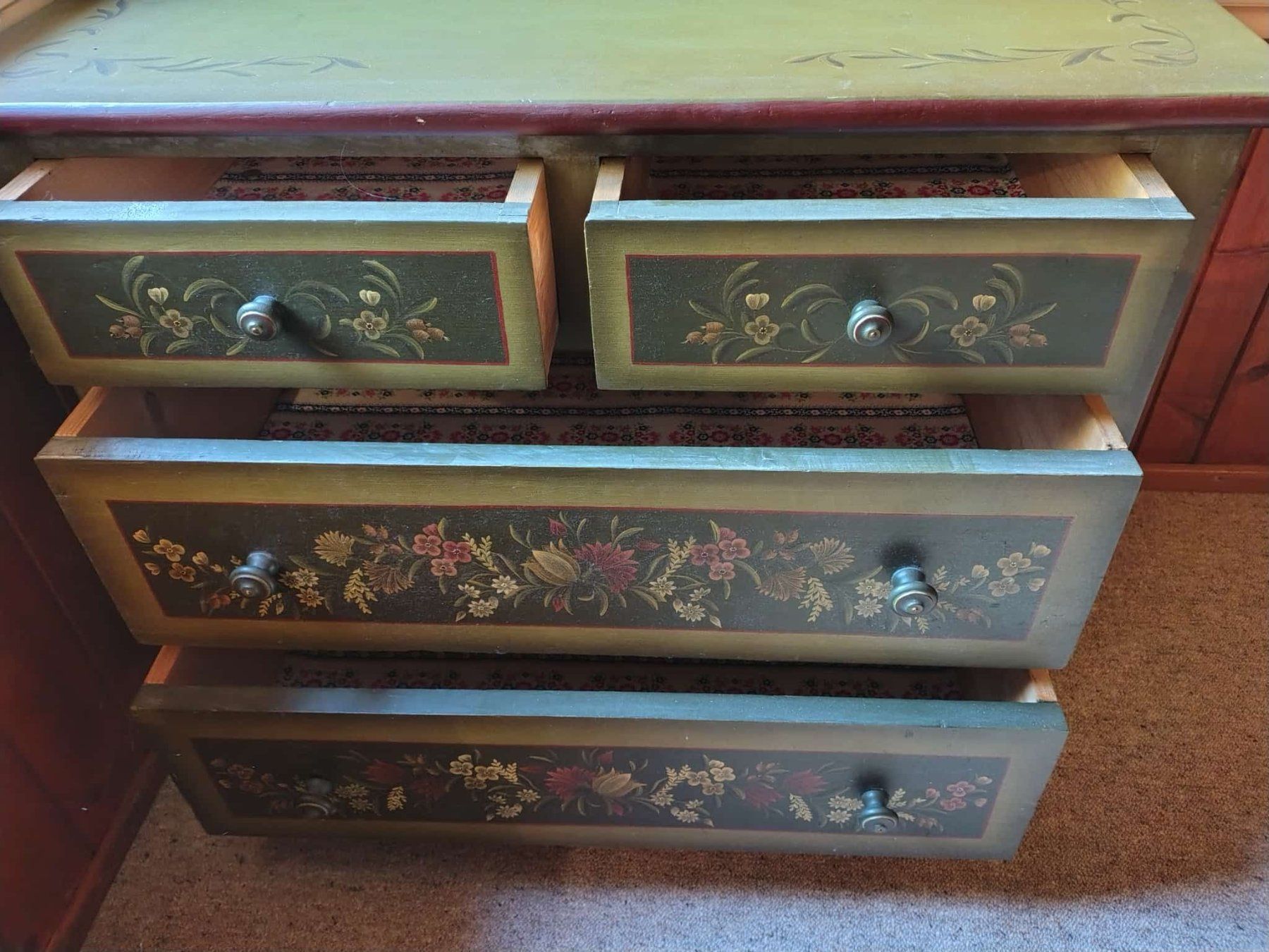 Cassettiere: Kommode mit Blumenmalerei 4 Schubladen gebraucht – Usato da Zürich venduto da Sardinien1163 1