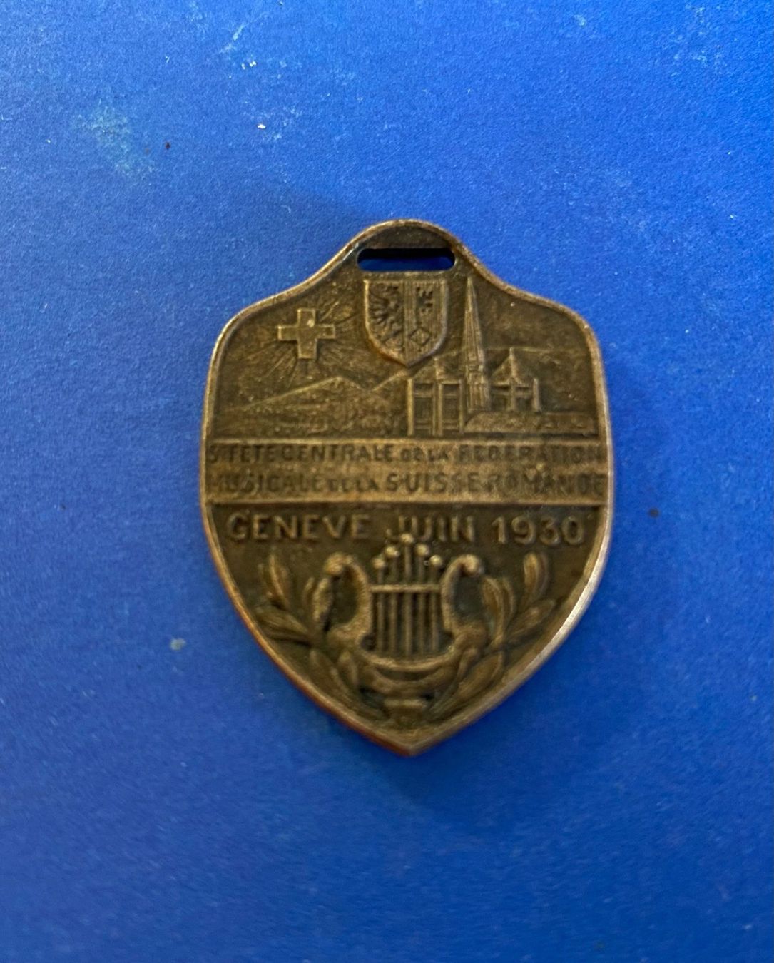 Placchette & Badge: GENÈVE 1930,FÉD. MUSICALE SUISSE ROMANDE – Usato da Leysin venduto da geomamar