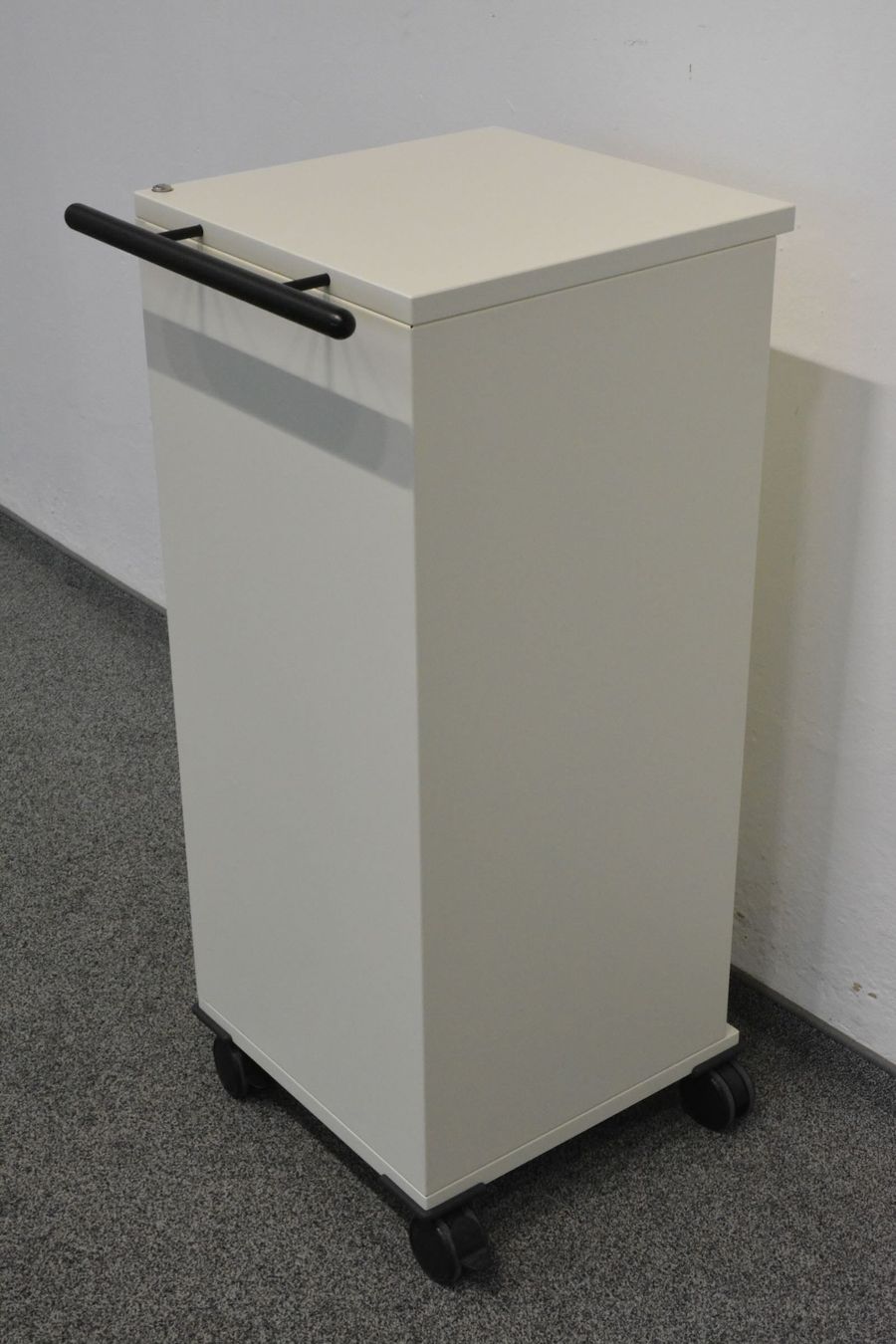 Armadi: Novex LC2 Roll-Caddy Cremeweiss mit Schlüssel – Usato da Schönenwerd venduto da mcofficeshop 4