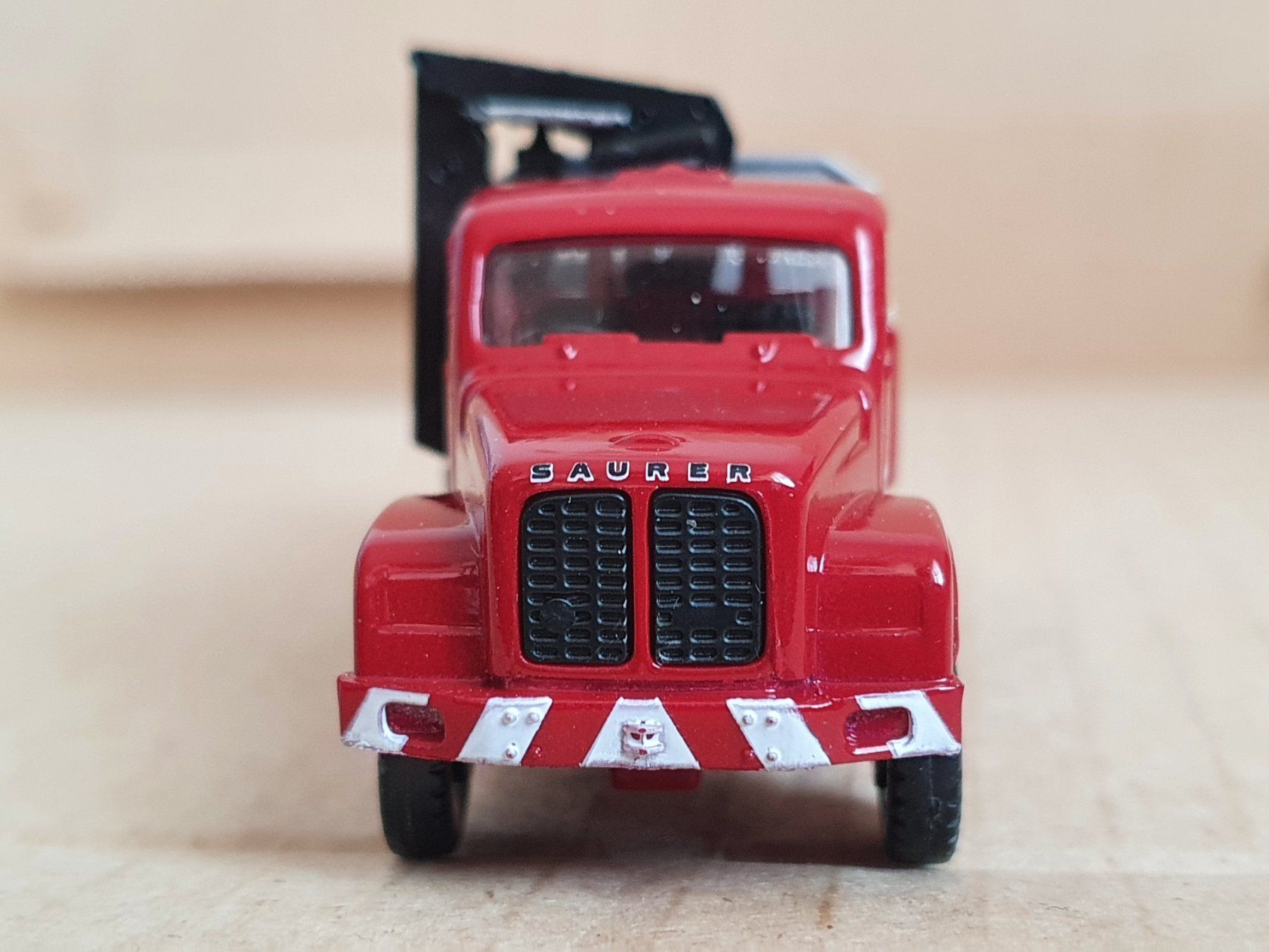 Saurer Modellini d'auto: SAURER.DN 330.4X4.  1:87. CH. – Nuovo e nell'imballaggio originale da Romanel-s-Lausanne venduto da Bidule01