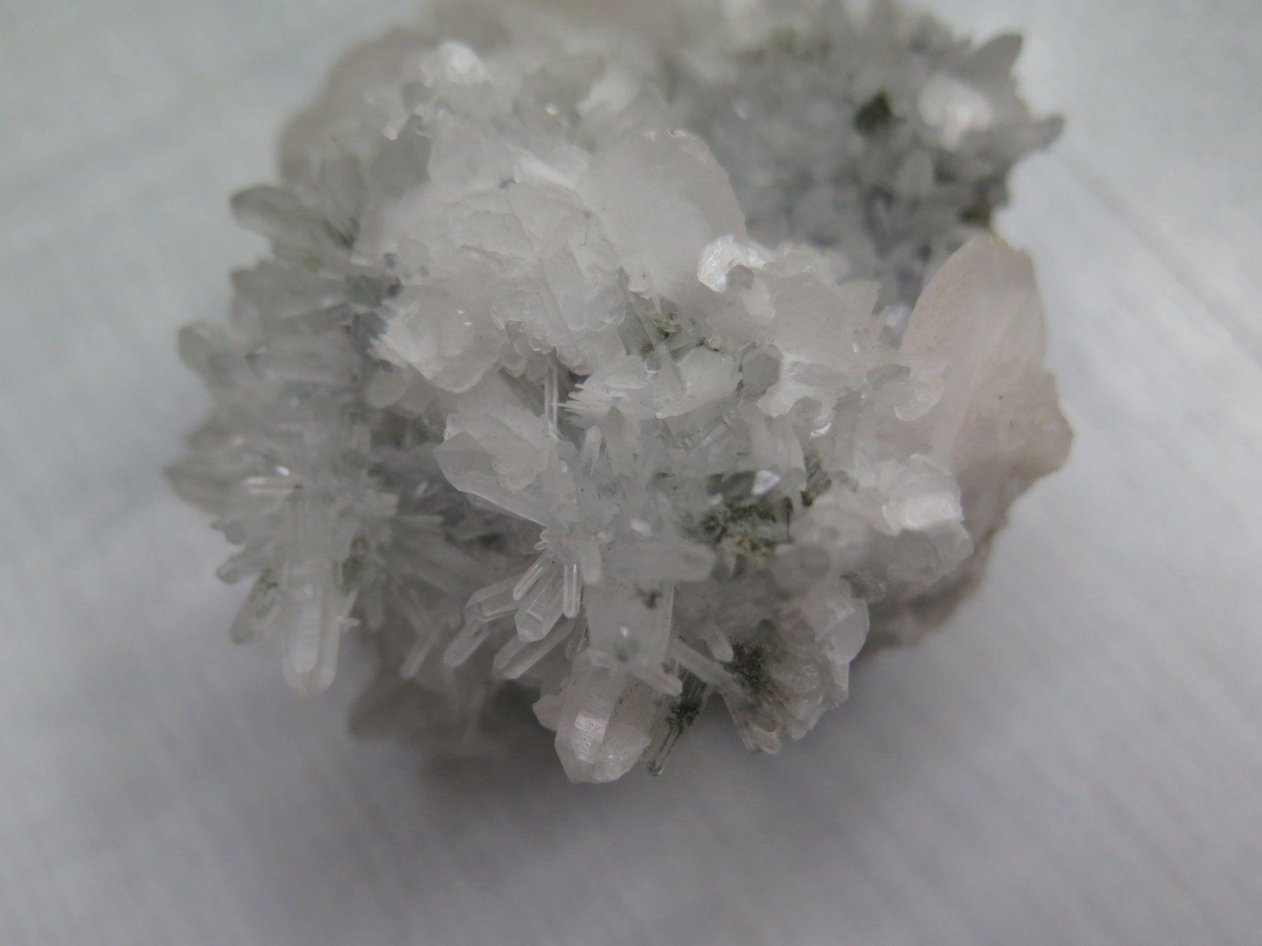 Minerali & Pietre curative: Nadelquarz mit Calcit und Pyrit – Usato da Schaffhausen venduto da Yamakana51L8736OQ8 2