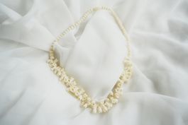 Vintage Collier Blüten geschnitzt cremeweiß organisch Halske