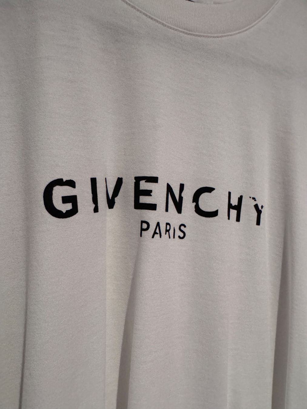 Givenchy T-shirt: Givenchy T-Shirt mit Logo Print – Usato da Bubikon venduto da sar_l5px 1