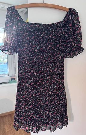 Sommerkleid mit Rüschen von New Yorker. Grösse S.