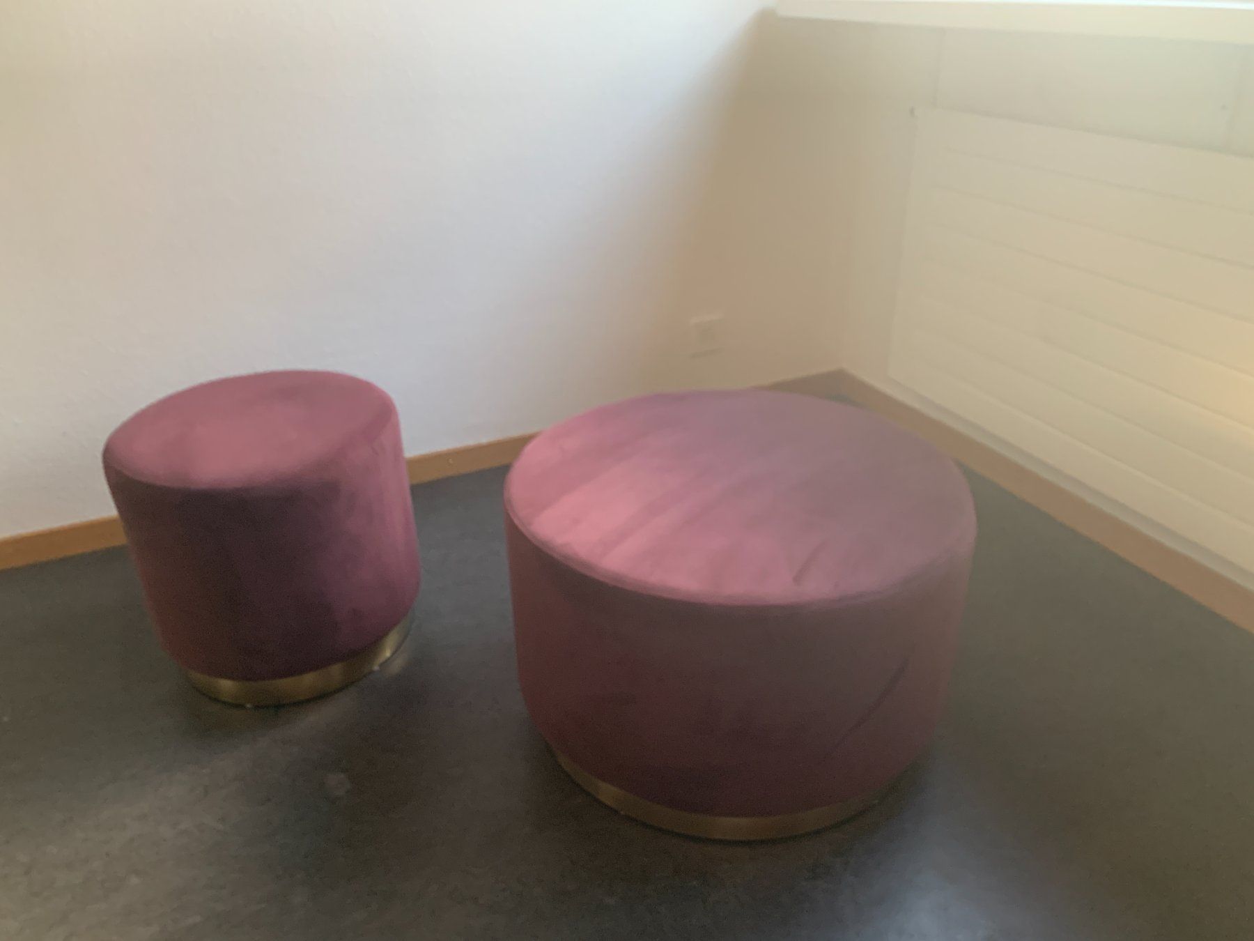 Hocker: 2 Hocker mit Messingsockel passend zu LAONA Sofa Samt – Gebraucht aus Zürich von anader