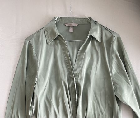 Edle Satin Bluse in Salbei-Grün