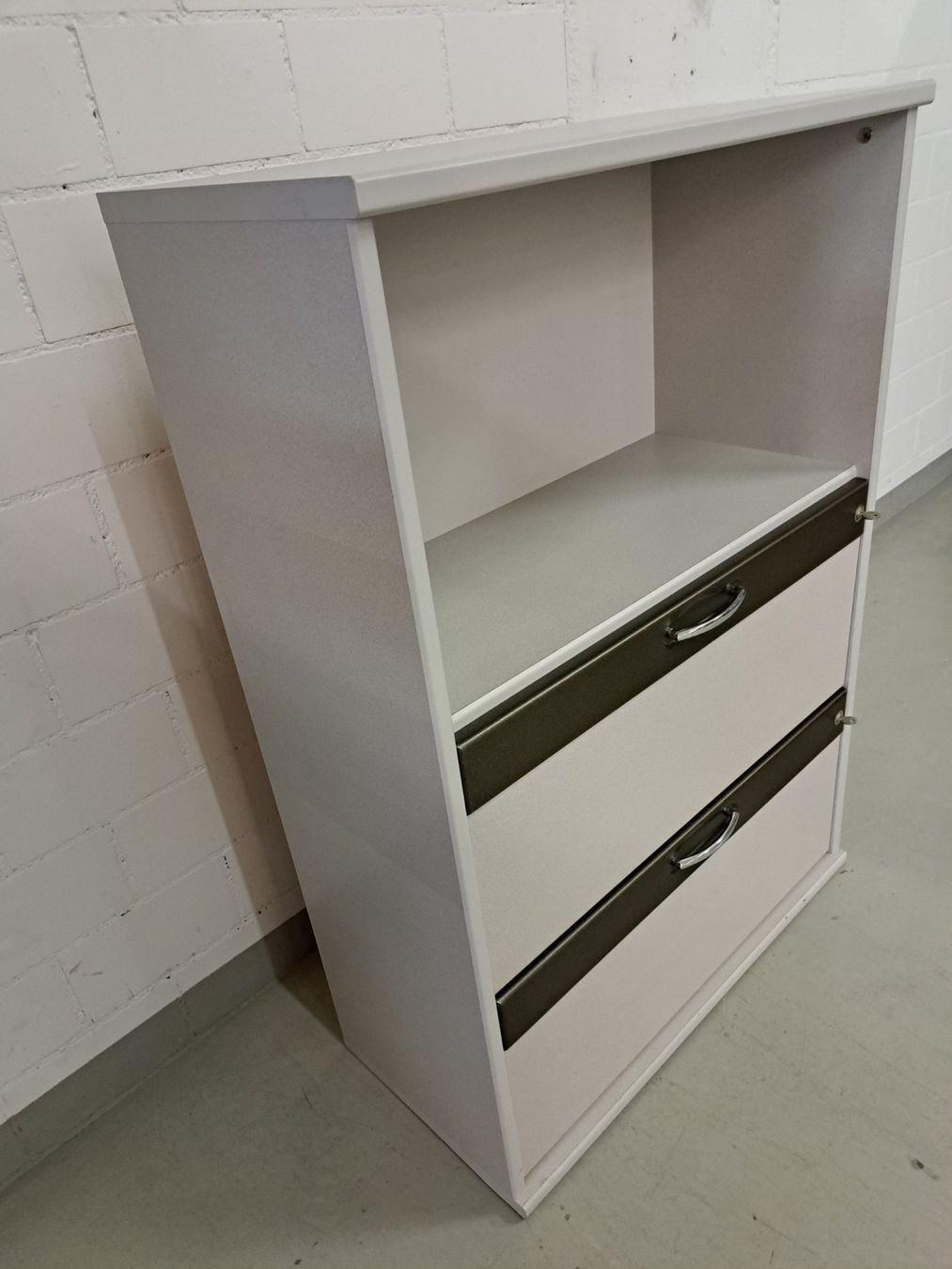 Cassettiere: Sideboard grau mit abschliessbaren Schubladen – Usato da Embrach venduto da lichttechnik 2