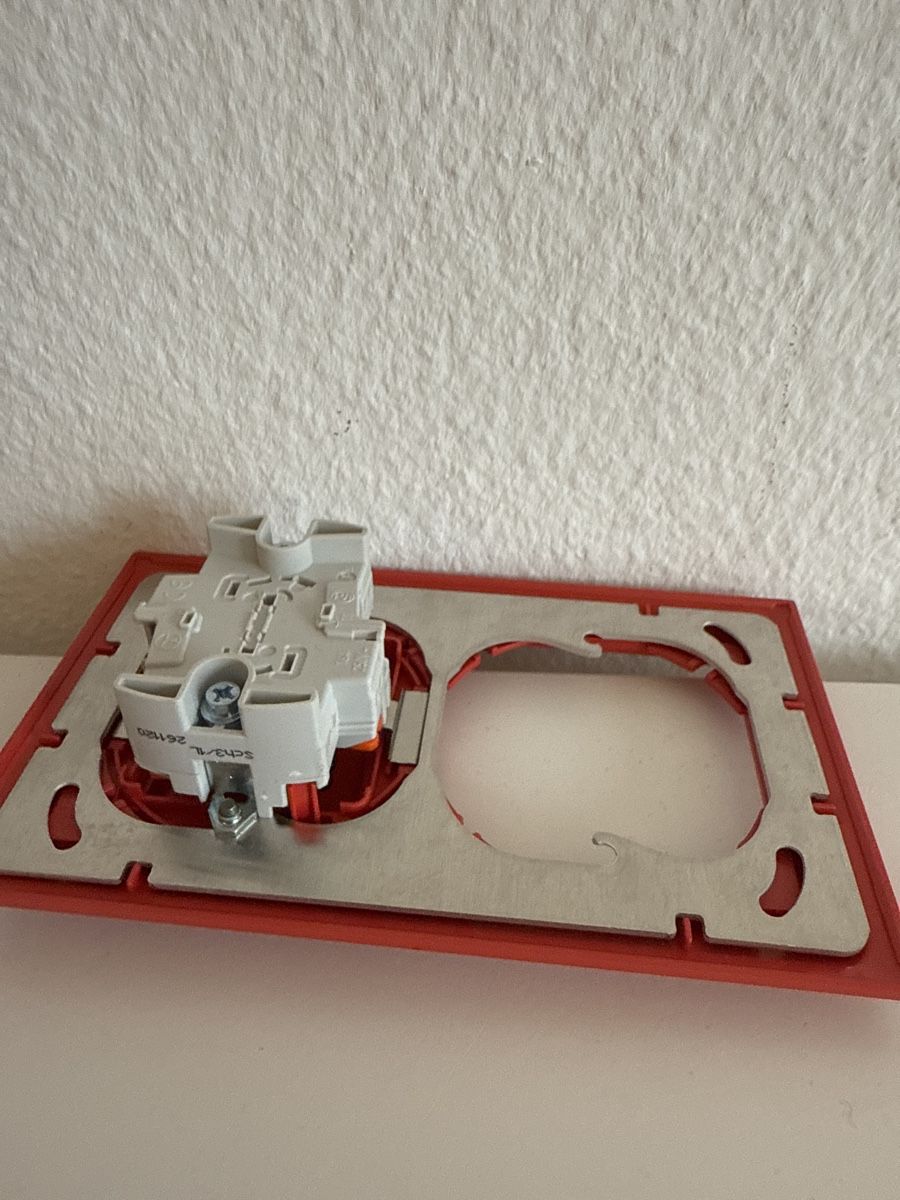 Feller Interruttori: Feller Rote Kombi Lichtschalter und Steckdose – Nuovo (secondo la descrizione) da Birsfelden venduto da mah_6yvz 1