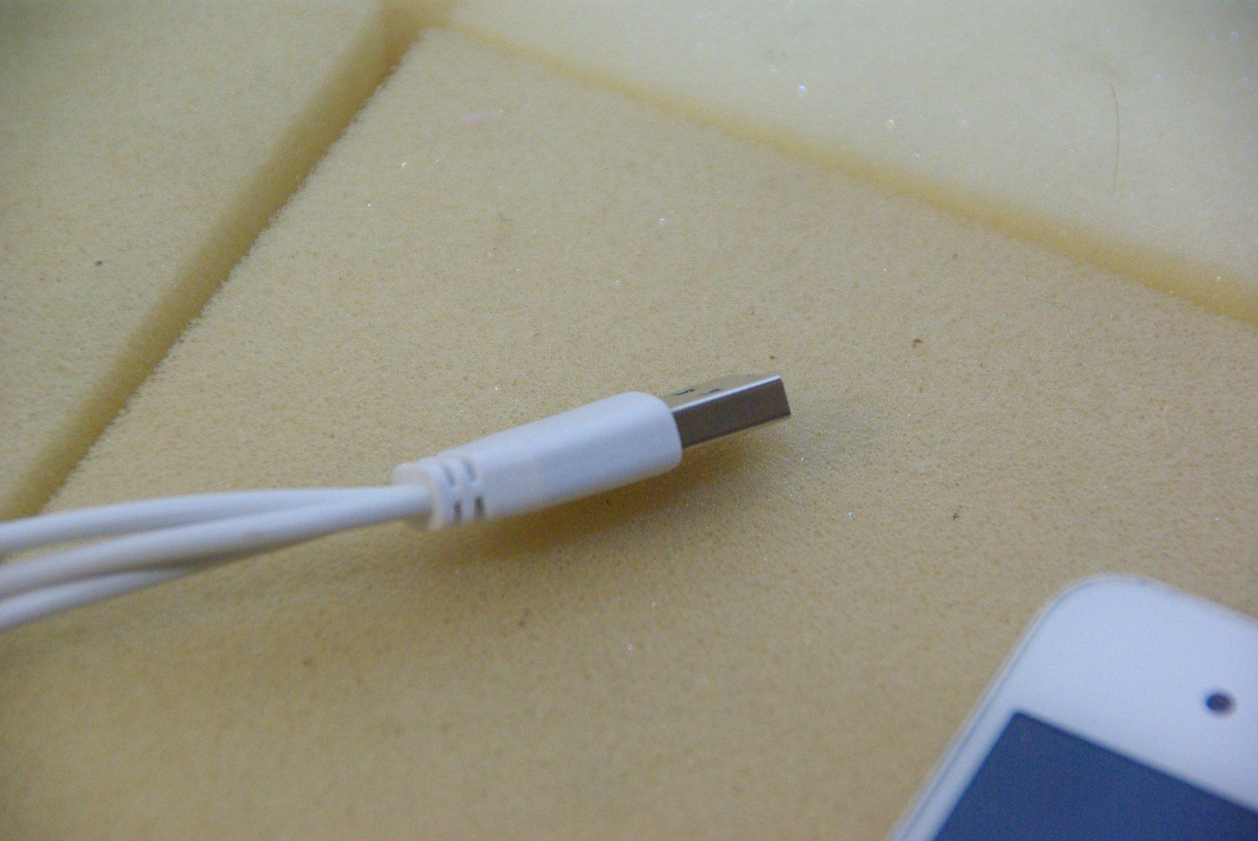 Apple Telefoni cellulari / Smartphones: iPhone 4 oder 4s, weiss mit Kabel – Difettoso da Herisau venduto da Cevianer1844 2