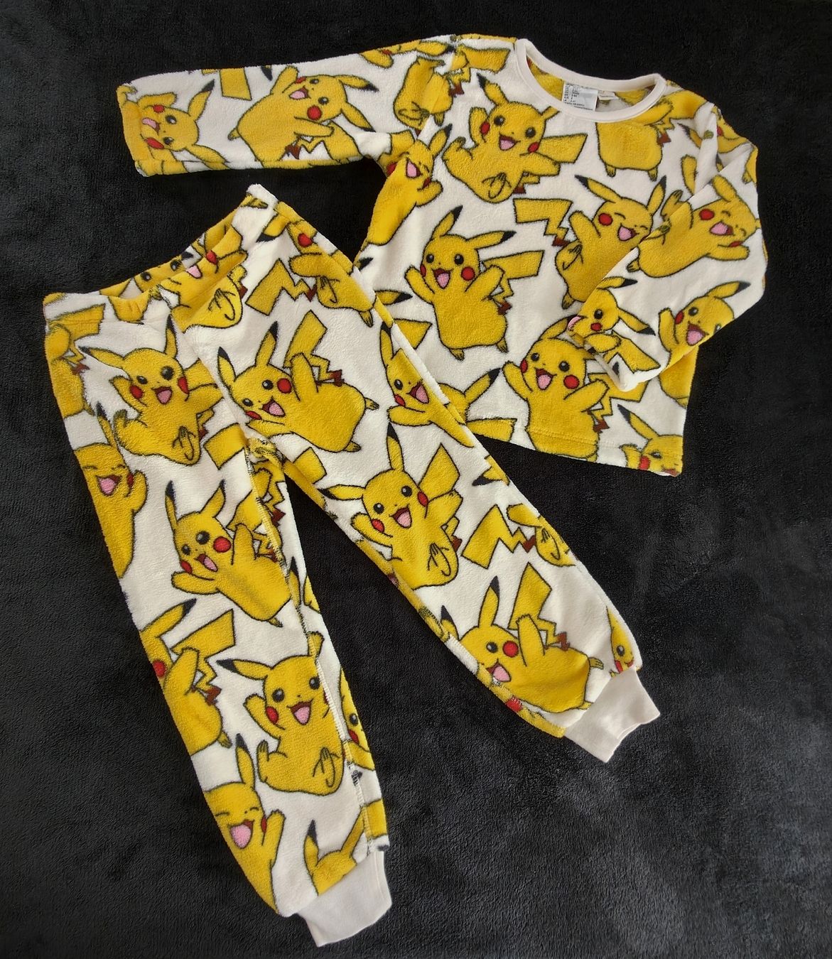 H&M Pyjamas & Ähnliches: flauschiges Pickachu Set in Grösse 98/104 – Gebraucht aus Ulisbach von Re_b3ka