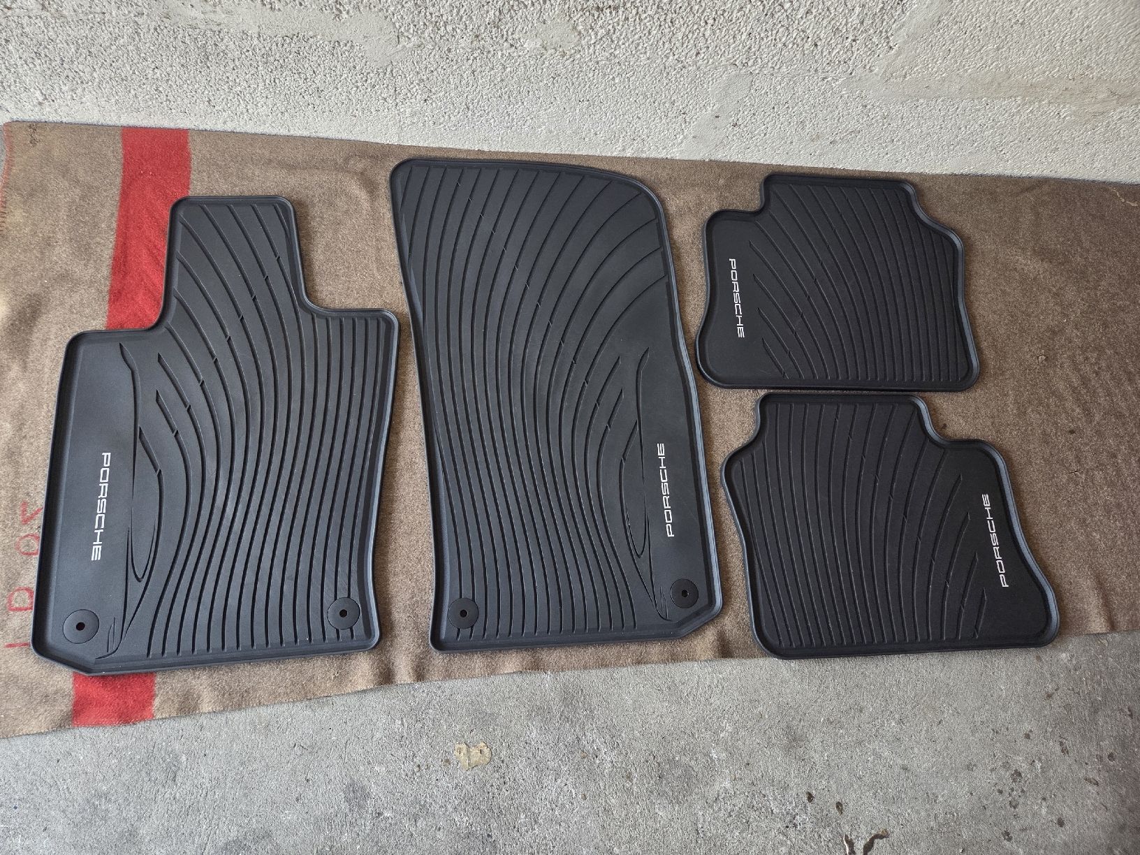 Porsche Tappeti & Tappetini: Porsche Panamera Allwetterfussmatten – Usato da Adliswil venduto da Ducatisti77