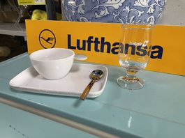 BALAIR - Essgarnitur: Plate, Tasse, Glas, Löffel. mit Logo