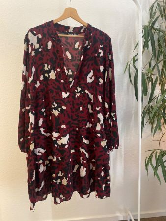 Boohoo Kleid mit Muster bordeaux Gr. 52
