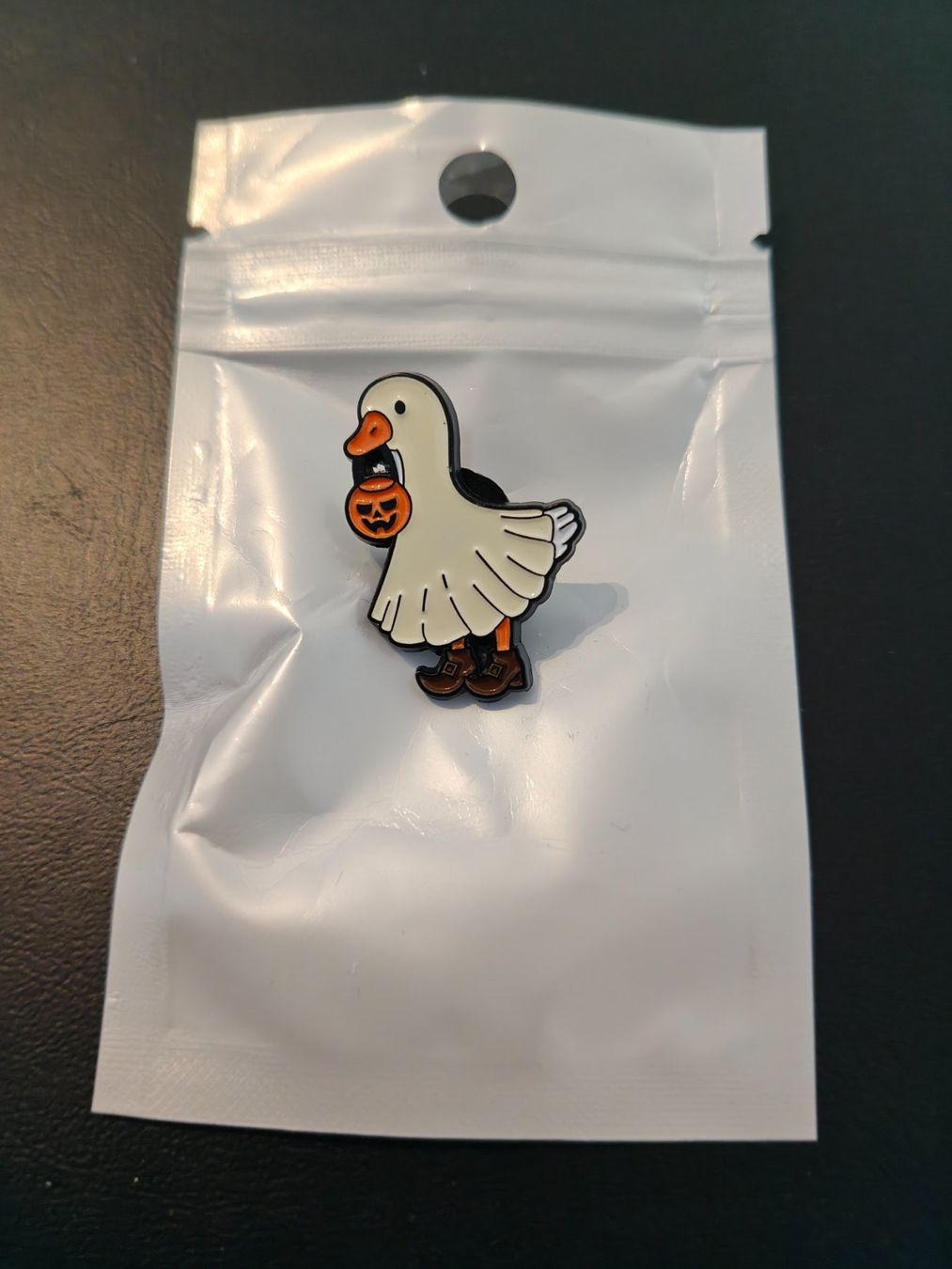 Spille & Fermagli: Gans / Goose / Oie / Oca Pin – Nuovo e nell'imballaggio originale da Vaglio venduto da Dabia