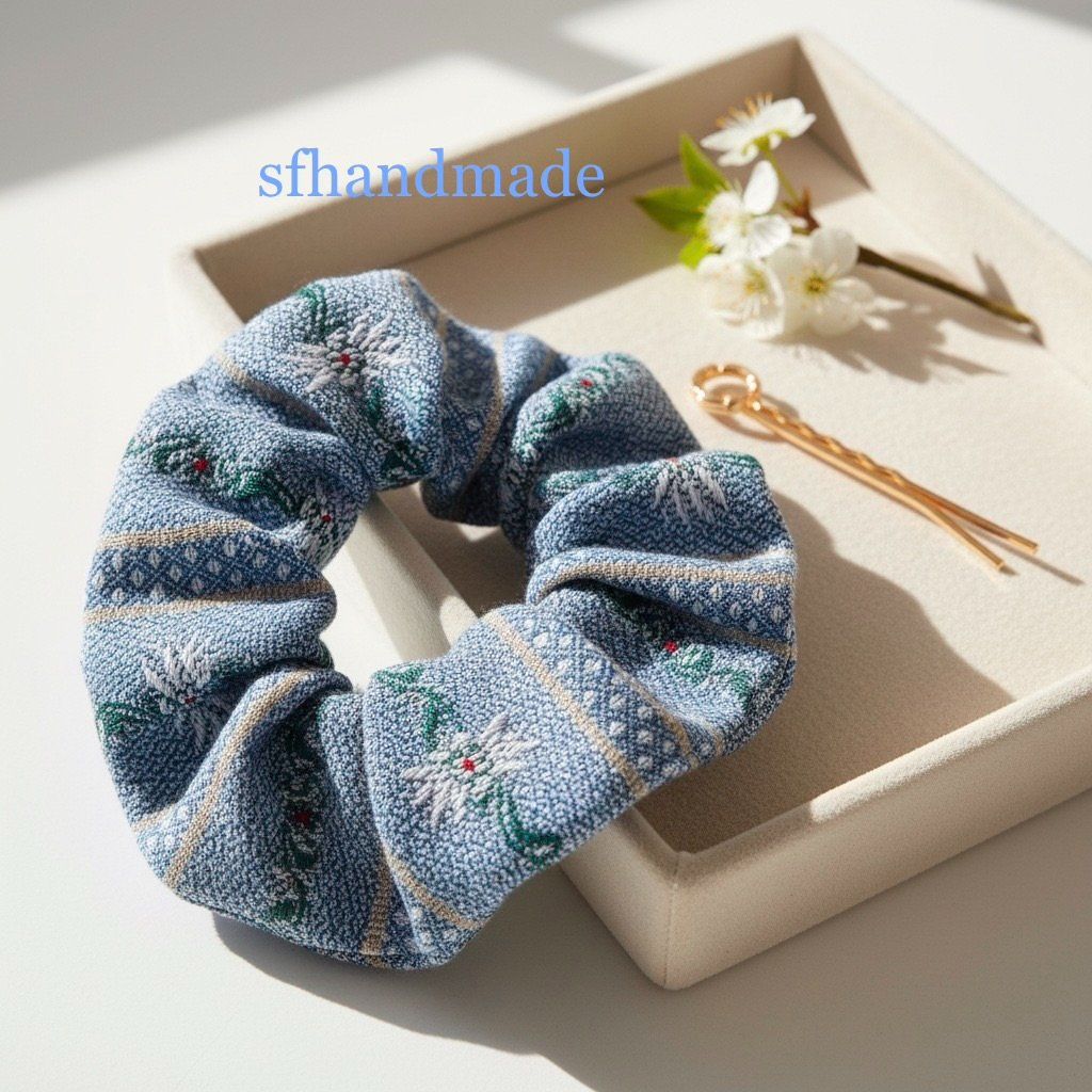 Accessori per capelli: *Edelweiss Breeze* Scrunchie - sfhandmade – Nuovo (secondo la descrizione) da Baar venduto da sfhandmade