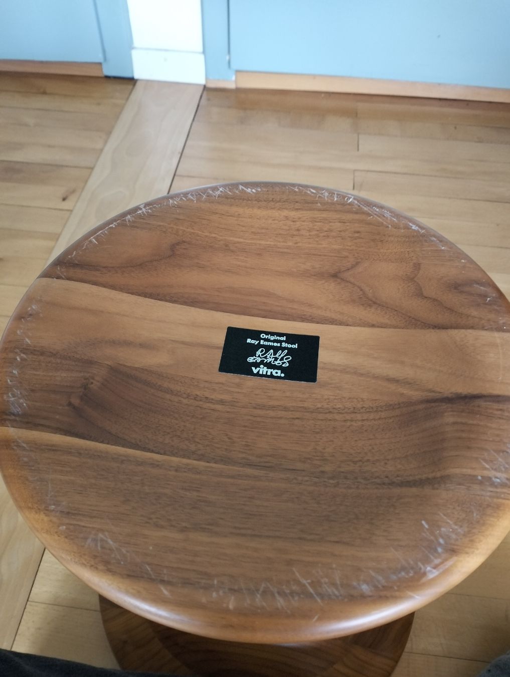 Vitra Sgabelli: Original Vitra Eames Stool  Nussbaumholz Hocker – Usato da Wil SG venduto da die-wohnung 5