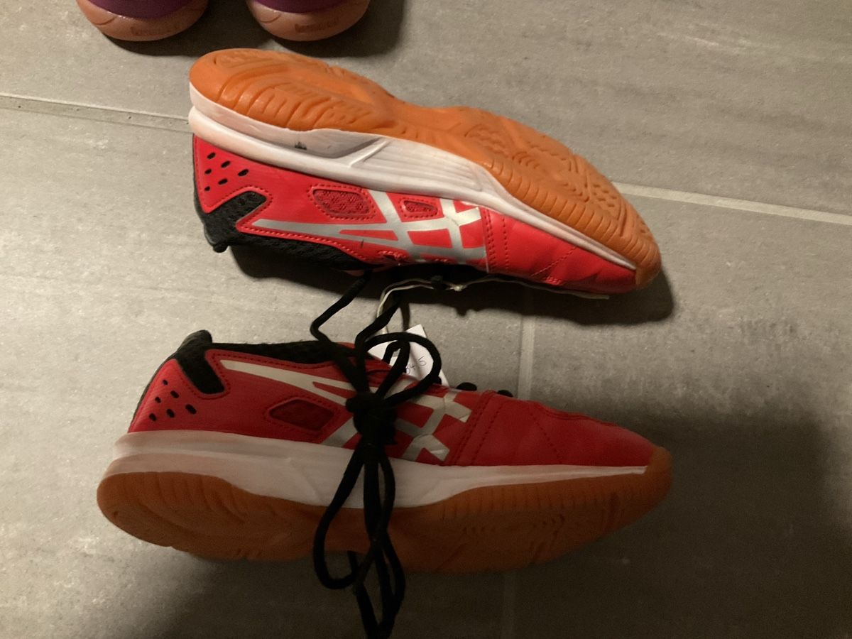 Asics Schuhe für Jungen: Asics Hallenschuhe Gr 34.5 – Gebraucht aus Sutz von Aylath 1