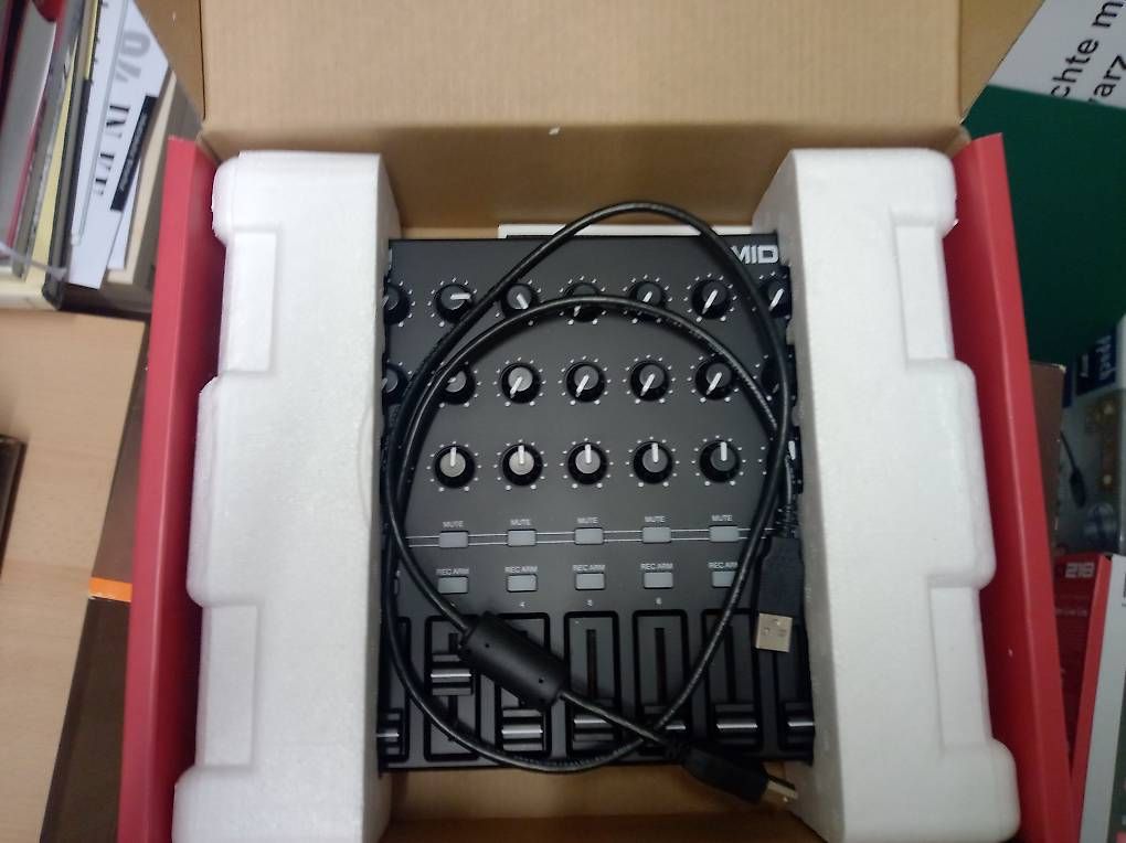Akai Console di mixaggio: Akai MIDI mix – Nuovo (secondo la descrizione) da Bad Ragaz venduto da wie_2xls 1