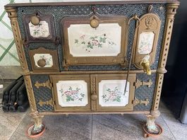 Sougland-Gusseisenherd mit Blumendekor und Wasserhahn