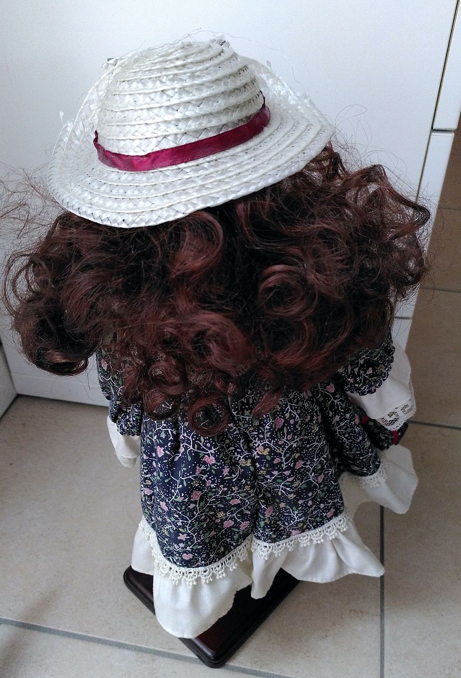 Bambole: ELEGANTE, ANTIKE PUPPE/ MIT STÄNDER – Usato da Brugg AG venduto da olamim 1