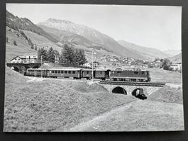 Celerina,Train traversant le pont s‘ le ‚Bobbahn’ Cresta-Run