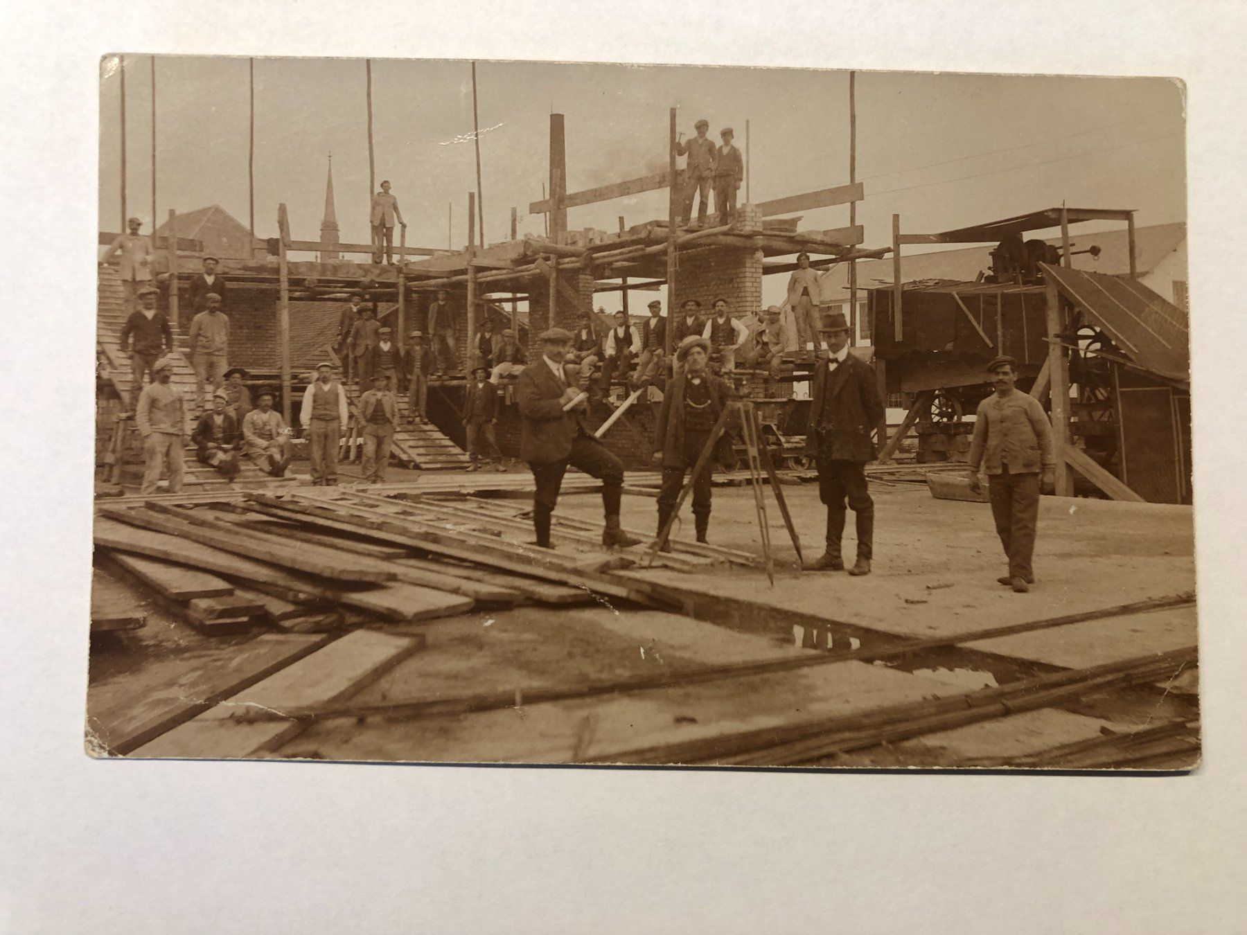 Cartoline postali: Alte Ansichtskarte Baustelle mit Arbeitern Messgerät – Usato da Pfäffikon ZH venduto da Waltoversand