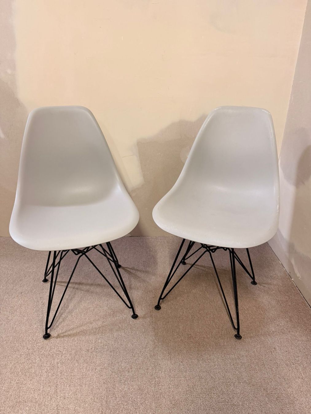 Stühle: 2er Set Schalenstuhl hellgrau ähnlich wie Vitra Eames Stühle – Gebraucht aus Rickenbach ZH von Der-Insider 1