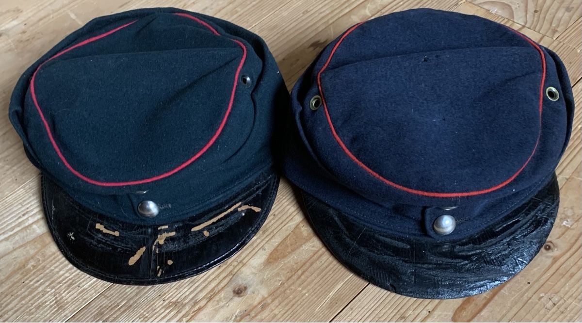 Schweizer Armee Copricapi, berretti & cappellini: 2 alte Uniformmützen der CH Armee – Usato da Goldingen venduto da Bergler012