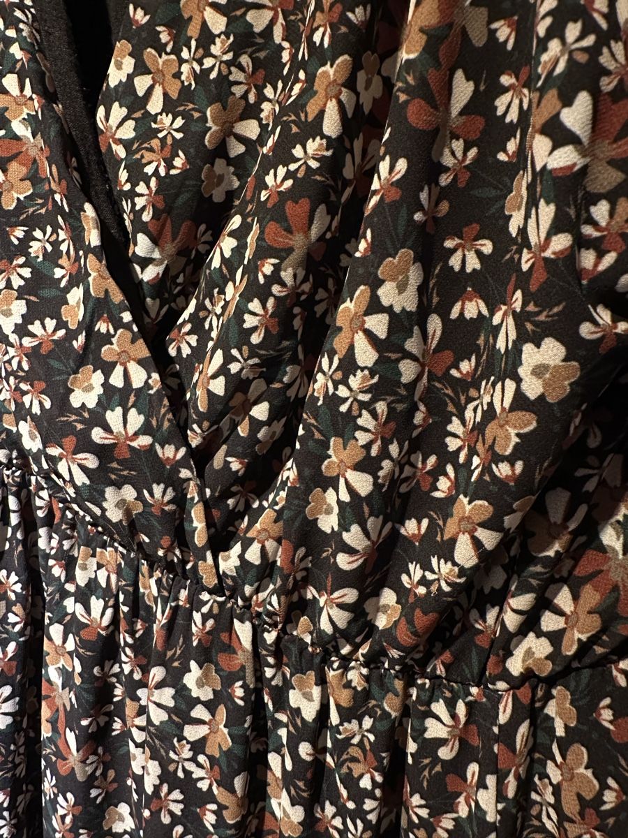 Kleider: Blumenkleid, Gr. S, kaum getragen – Gebraucht aus Wetzikon ZH von eli_k7fq 1
